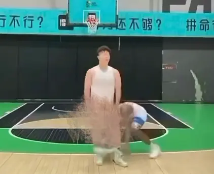 《牛教练的裤子》1080P无删减视频-黑哥球场偷袭扯裤子搞笑片段-牛教练的裤子事件全网热播-高清流畅免费观看